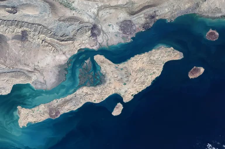 Pulau Qeshm: Dari Surga Geologi UNESCO Menjadi Benteng Pertahanan Utama Iran di Selat Hormuz